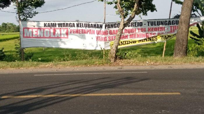 Spanduk penolakan harga ganti rugi tol Kediri-Tulungagung dipasang oleh warga Kelurahan Panggungrejo, Kecamatan Tulungagung.