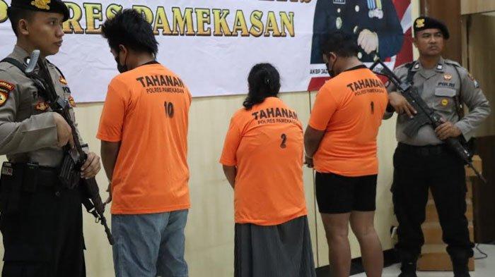 Pasangan suami istri dan penadah motor pelaku pencurian motor saat dihadirkan di Gedung Bhayangkara Polres Pamekasan, Madura, Senin (26/2/2024).