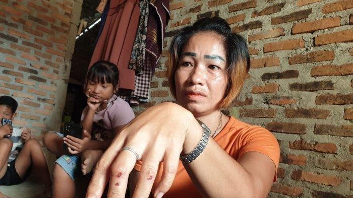 Sri trauma berat usai kejadian penyerangan 33 anggota TNI di desanya. Ia kini takut kerja.