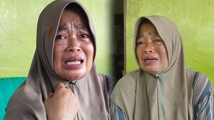 TUKANG OJEK DIBEGAL - Sriana (42) diwawancarai di kediamannya di Kelurahan Sei Mati, Kecamatan Medan Labuhan, Kota Medan, pada Rabu (30/7/2025). Ia tak kuasa membendung air matanya saat menceritakan kepedihan hatinya karena sang suami meninggal tragis.