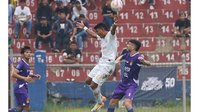 Striker Arema FC, Dedik Setiawan (putih) saat terlibat duel dengan pemain Persik Kediri, saat laga pekan 15 Liga 1 2024/2025 Persik Kediri vs Arema FC, di Stadion Brawijaya Kediri, Senin (16/12/2024).