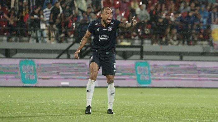 Striker Arema FC, Gustavo Almeida berhasil mencetak hattrick di laga debutnya di pertandingan Arema FC vs Persib Bandung, Jumat (7/7/2023).