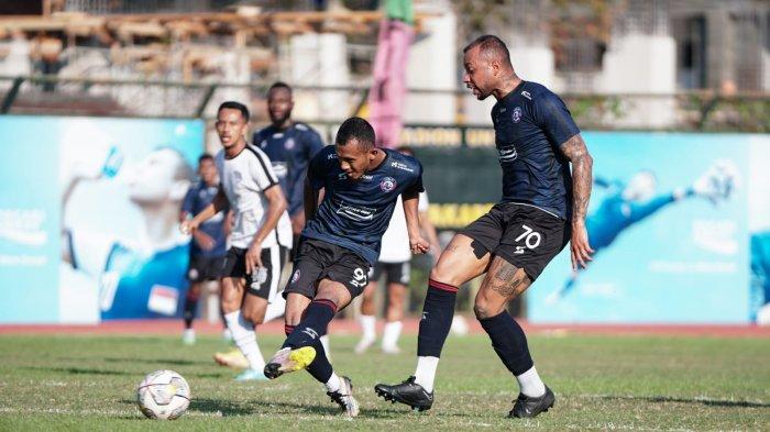Striker Arema FC, Gustavo Almeida saat duel dengan pemain Rans Nusantara FC dalam laga Persahabatan di Stadion UNY Yogyakarta pada Minggu (25/6/2023).