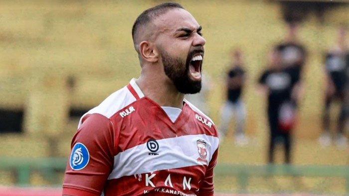 Striker Madura United, Dalberto merayakan gol ke gawang PSM Makassar pada laga lanjutan Liga 1 2023/2024 Madura United vs PSM Makassar, di Stadion Gelora Bangkalan, Minggu (21/4/2024) sore. Laga berakhir dengan skor 2-0 untuk kemenangan Laskar Sapeh Kerrab.
