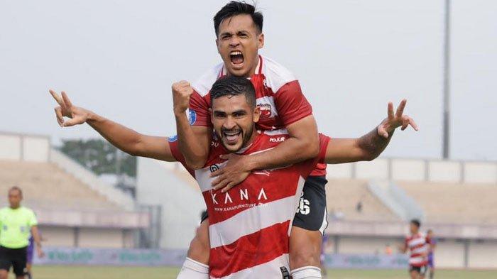 Novan Setya Sasongko (atas) merayakan gol bersama Jose Brandao di Stadion Indomilk Arena, Tangerang, Jumat (1/9/2023) sore. 