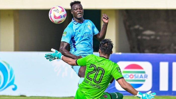 PERTANDINGAN - Striker Persela Lamongan, Ezechiel NDouassel melepaskan tendangan mengelabui kiper Persijap Jepara di Stadion Tuban Sport Center, Selasa (18/2/2025). Laga Persela Lamongan vs Persijap Jepara sebagai penutup babak 8 besar Liga 2 2024/2025 ini berakhir dengan skor 0-1 untuk keunggulan Persijap.