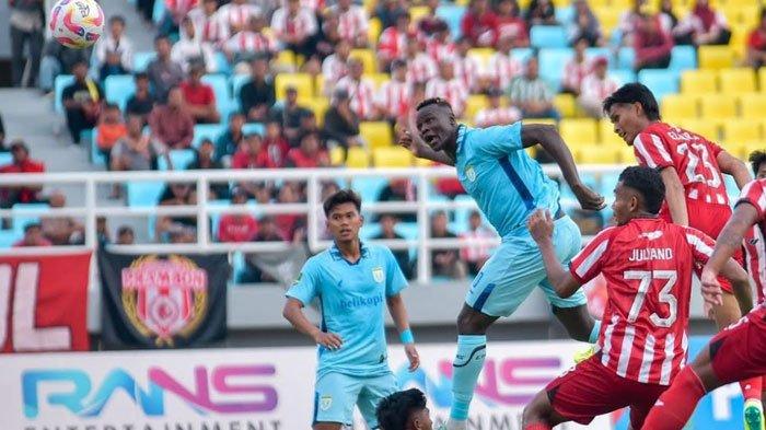 Striker Persela, Ezechiel Ndouasel melepaskan heading berbuah gol ke gawang Deltras FC di Stadion Gelora Delta Sidoarjo (GDS), Jumat (15/11/2024) sore. Laga berakhir imbang 2-2