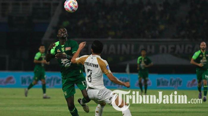 Striker asing Persebaya Surabaya, Flavio Silva berduel dengan pemain Dewa United pada laga Persebaya vs Dewa United, di Stadion Gelora Bung Tomo (GBT) Surabaya, Jumat (27/9/2024).