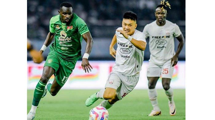 Striker asing Persebaya Surabaya, Flavio Silva berduel dengan pemain Persis Solo di Stadion Gelora Bung Tomo (GBT) Surabaya, Rabu (18/9/2024) malam. Laga berakhir 2-0 untuk kemenangan Persebaya.