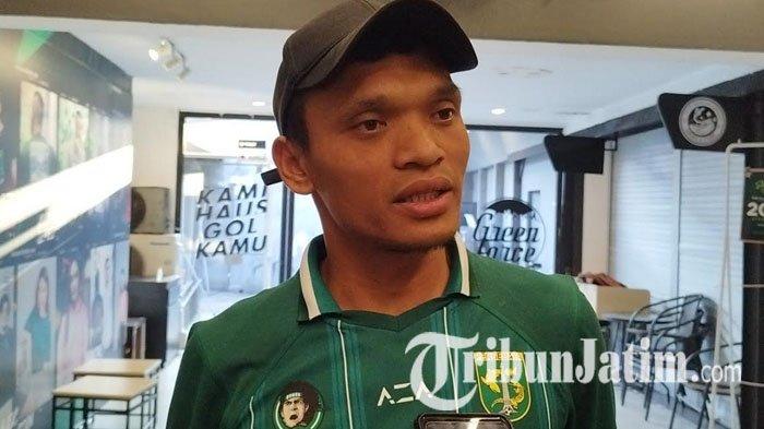 Striker baru Persebaya Surabaya, Ferdinand Sinaga saat ditemui di Persebaya Store Kompleks, Selasa (23/5/2023).