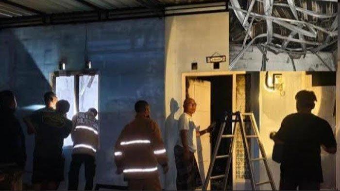 Anggota pemadam kebakaran saat memadamkan api yang membakar sebuah rumah di perumahan Kraksaan yang diduga dibakar pemilik rumahnya sendiri, pada Senin (13/1/2025) malam.