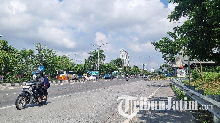 Suasana Jalan Raya Wahidin Sudirohusodo Kebomas, Gresik, Senin (30/12/2024).