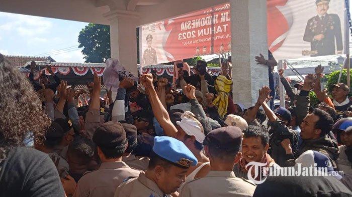 Suasana Kericuhan saling dorong pendemo dengan polisi di depan ruang loby Kejari Jember
