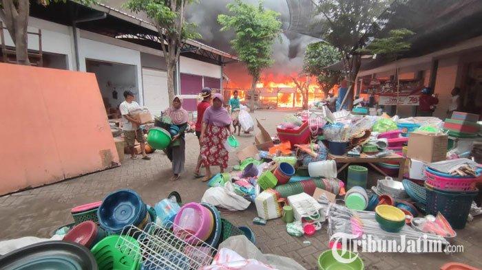Suasana Pasar Leces yang terbakar hebat pada Senin (4/12/2023). Sementara itu para pedagang berlarian menyelamatkan barang dagangan