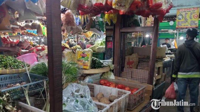Suasana Pasar Tanjung Jember yang banyak dikeluhkan pedagang karena sering kehilangan barang jualan
