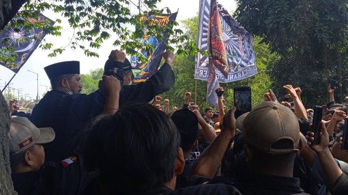 Suasana Penolakan Pembongkaran Tugu oleh para pesilat PSHT Jember
