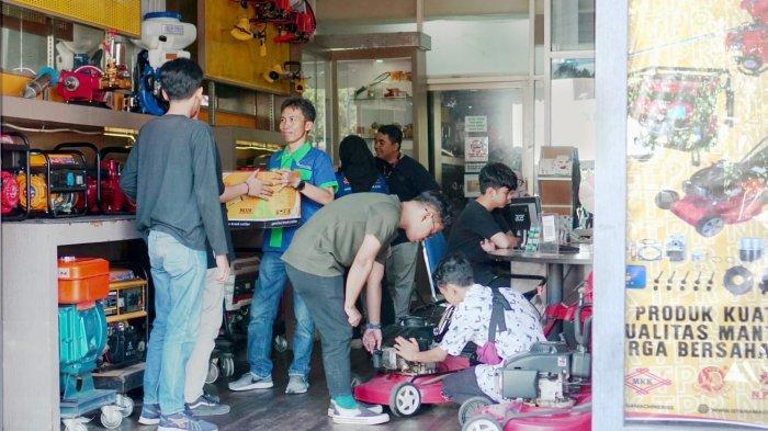Suasana di gerai Istana Diesel Surabaya dimana  produk penjualannya hampir menjangkau seluruh kota di tanah air.