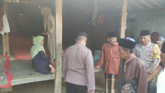 Suasana di rumah duka salah satu korban tenggelam di sungai Desa Pandan, Kecamatan Omben, Kabupaten Sampang, Madura, Kamis (2/4/2024) sore.