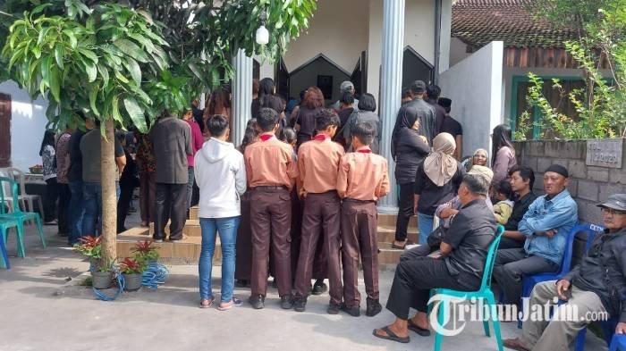 Suasana jelang pemakaman satu keluarga korban dugaan pembunuhan di Ngancar Kediri, Jumat (6/12/2024).