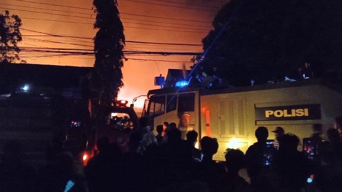 Suasana kebakaran gudang rongsokan di Kelurahan Gunung Sekar, Kecamatan/Kabupaten Sampang, Madura, Jumat (30/8/2024) malam