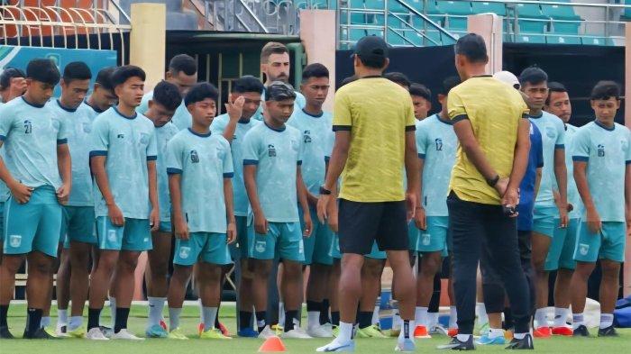 UPDATE GRESIK UNITED - Suasana latihan Gresik United musim lalu saat berjuang di Liga 2. Manajemen menargetkan awal bulan Juli sudah ada nama pelatih baru.