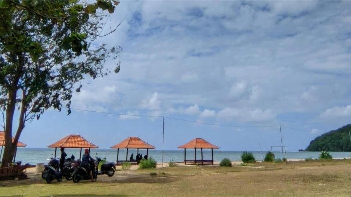 Suasana pantai Bheyangkara Bawean Gresik, Minggu (21/7/2024).