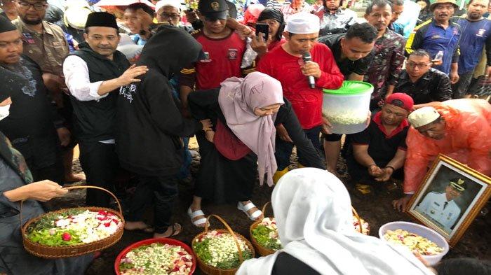 Suasana pemakaman Mantan Wali Kota Batu Eddy Rumpoko di Taman Makam Pahlawan, Kamis (30/11/2023)