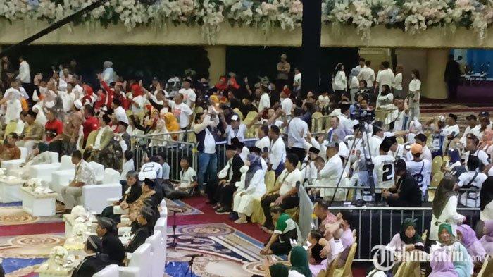 Debat Perdana Pilgub Jatim 2024: Suasana pendukung tiga pasangan calon Pilgub Jatim 2024 dalam debat perdana di Graha Unesa, Jumat (18/10/2024) malam.