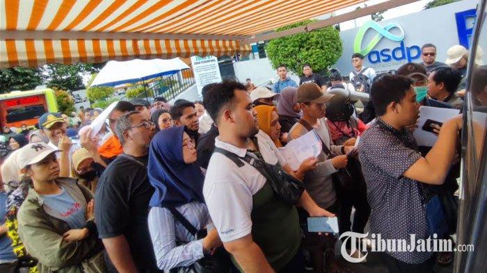 Tukar Uang Baru, Warga Banyuwangi Rela Berjam-jam Antre Berdiri, Ada yang Gigit Jari Kehabisan Kuota