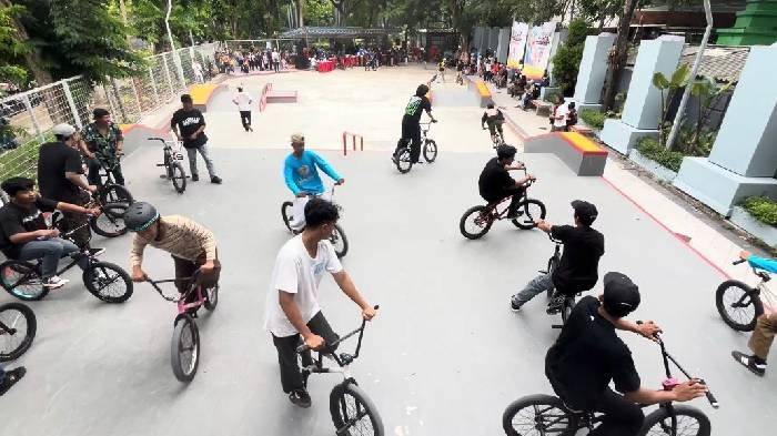 Suasana pertandingan BMX Street dan Flatland dalam Forda II Jatim di Taman Bungkul Surabaya, Minggu (1/12/2024).