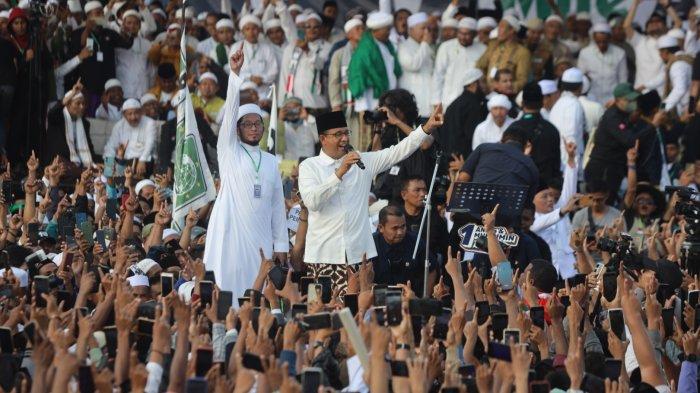 Suasana saat Capres nomor urut 01 Anies Baswedan orasi di hadapan puluhan ribu warga Pamekasan yang menghadiri kampanye akbar di Lapangan Garuda, Kecamatan Palengaan, Kabupaten Pamekasan, Madura, Rabu (31/1/2024) sore.