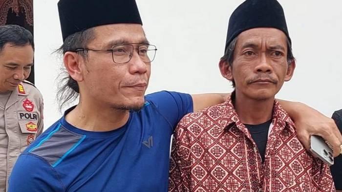 Suasana saat Sunhaji seorang penjual es teh bertemu dengan Gus Miftah di Pondok Pesantren Ora Aji di Purwomartani, Kapanewon Kalasan, Kabupaten Sleman.