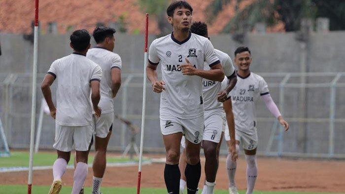 Suasana saat pemain Madura United berlatih, 2024.