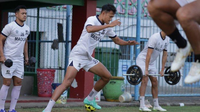 Suasana saat pemain Madura United latihan, Madura United hanya catatkan 1 kali kemenangan lawan Borneo FC.