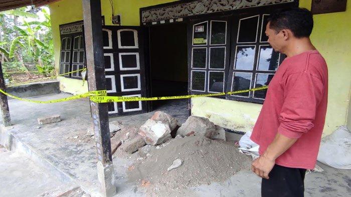 Subagyo menunjukkan material bekas cor yang di dalamnya ditemukan kerangka manusia di kamar rumah Desa Bacem, Kecamatan Ponggok, Kabupaten Blitar, Jumat (24/11/2023). 