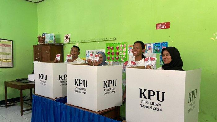Calon Bupati (Cabup) Ponorogo Sugiri Sancoko mencoblos pada hari pemilihan kepala daerah (Pilkada), Rabu (27/11/2024) pagi. Sugiri didampingi anak-anaknya dengan menggunakan baju berwarna putih