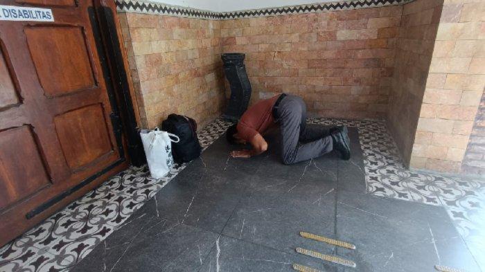Seorang narapidana kasus Terorisme Lapas Kelas I Madiun inisial RBM, sujud syukur usai dapat bebas bersyarat. RBM sebelumnya aktif mengikuti berbagai program, Selasa (6/8/2024).