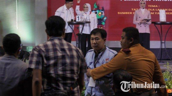 Debat Pilkada Bojonegoro - Sukur Priyanto (berompi) saat memprotes Robby Adi Perwira dalam debat pertama cabup-cawabup Pilkada Bojonegoro 2024, Sabtu (19/10/2024) malam.
