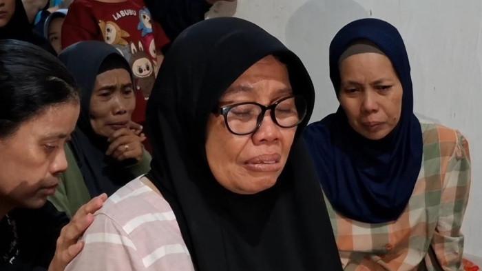 BERDUKA – Sumaiyah, ibunda Sevi Ayu Claudia, berharap pelaku pembunuhan terhadap putrinya segera tertangkap. Sambil menangis, dia menceritakan kisah terakhir bertemu dengan Sevi sebelum dikabarkan meninggal dunia