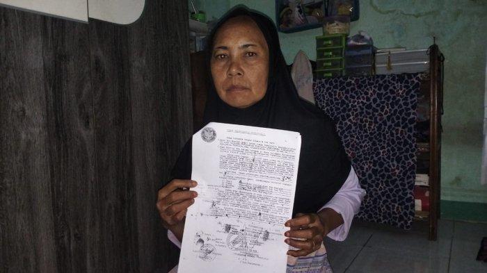 Sumiyati (60) saat menunjukkan fotokopi surat tanah rumahnya.