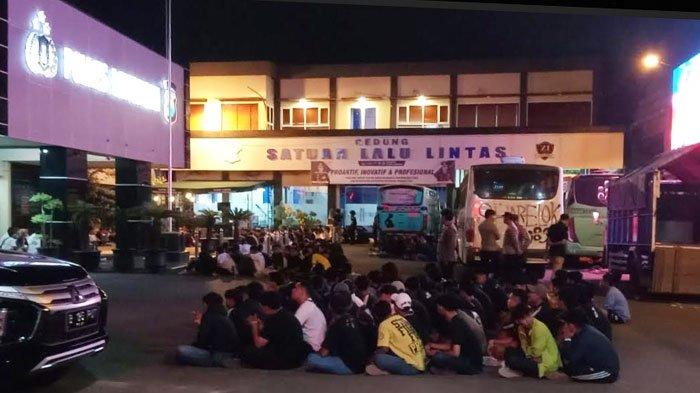 Suporter Gresik United yang diamankan ke Mapolres Lamongan, Senin malam (28/10/2024) pasca kejadian pengeroyokan terhadap warga Tuban di Lamongan
