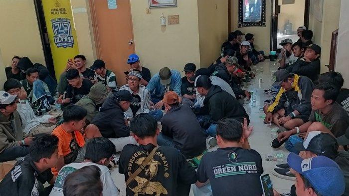 Sejumlah 42 orang suporter Persebaya terpaksa menonton pertandingan 'Derbi Jatim' pada Laga Pekan ke-13 Liga 1 2023-2024, antara Persebaya VS Arema FC, di Ruang Tengah Mapolsek Pakal, Surabaya.