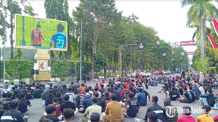 Suporter Persibo Bojonegoro saat nobar Laga Final Liga 3 di Videotron Alun-Alun Bojonegoro, Jumat (7/6/2024) sore.