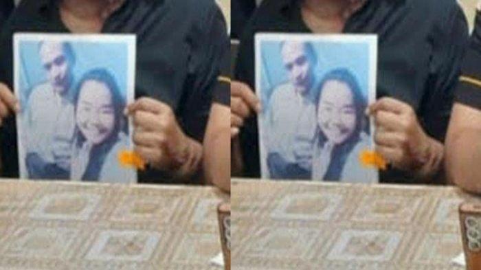 AIR KERAS -- Suryani saat memegang fotonya sebelum disiram air keras oleh suaminya sendiri, Senin (3/6/2025). Pilu Suryani menanggung utang Rp 362 juta usai disiram air keras .