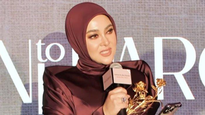 PENGHARGAAN - Penyanyi Syahrini mendapat penghargaan dari UNESCO saat menghadiri Festival Film Cannes 2025 di Perancis. Ia memberikan pesan kepada seluruh perempuan melalui Instagram pribadinya, Sabtu (17/5/2025).