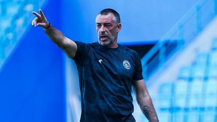 TAK SABAR - Pelatih Arema FC, Ze Gomes saat memimpin latihan tim Arema FC di Stadion Batakan Balikpapan sebelum berlaga menghadapi Borneo FC di pekan 20 Liga 1 2024/2025 kemarin. Pelatih berkebangsaan Portugal itu tak sabar, ingin Arema FC bisa kembali bermain di stadion Kanjuruhan Malang.