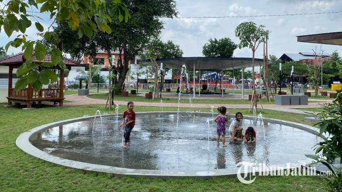 TAMAN TARA - RTH di Pagwerwojo, Sidoarjo yang disulap menjadi tempat rekreasi dengan berbagai fasilitas bermain untuk anak-anak dan sejumlah fasilitas keluarga