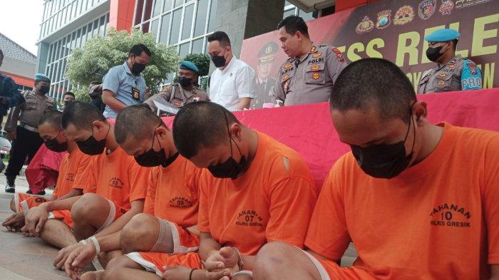 TERSANGKA – Para tersangka yang terlibat kasus penganiayaan pedagang nanas di Pasar Gabung Kecamatan Driyorejo – Gresik sampai tewas, Kamis (1/12/2023).