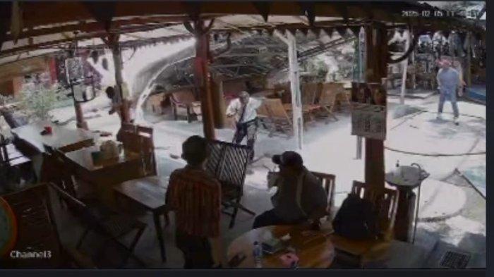 AMBRUK- Detik detik Pohon Jati ambruk mengenai sebuah bangunan milik Alas Cafe, di Jalan Yos Sudarso, Kelurahan Margomulyo, Kecamatan/Kabupaten Ngawi, akibat angin kencang,Rabu (5/2/2025) pukul 12.30 WIB. Meski pemilik cafe merugi puluhan juta rupiah, kejadian tersebut tidak memakan korban jiwa
