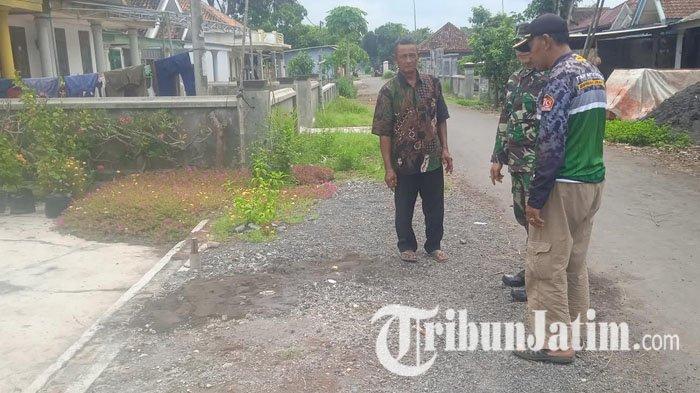 Warga dan Babinsa menunjukkan TKP anak tebas leher ayah hingga putus di Desa Mojosari, Kecamatan Puger, Jember, Jawa Timur, Senin (27/1/2025).